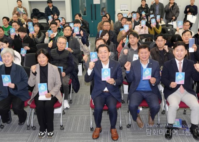 2026 수원시 중소기업 시책 설명회 후 기념 촬영을 하고 있다.