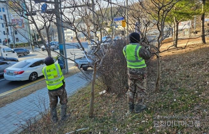 포항시는 지난달 26일부터 오는 13일까지 귀성객 맞이 도시숲 및 녹지시설 환경정비에 나섰다.
