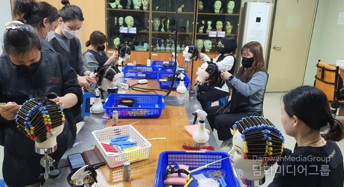 화천군이 다양한 자격증 과정을 포함한 성인평생학습강좌를 내달부터 운영한다. 사진은 미용 국가자격증 교육과정