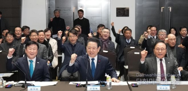 2026여수세계섬박람회조직위원회 공동위원장(왼쪽부터 정기명 여수시장, 김영록 전라남도지사, 박수관 ㈜YC-TEC 회장)이 지난 9일 여수 소노캄에서 열린 ‘2026여수세계섬박람회 도민보고회’에서 참석자들과 기념촬영을 하고 있다.