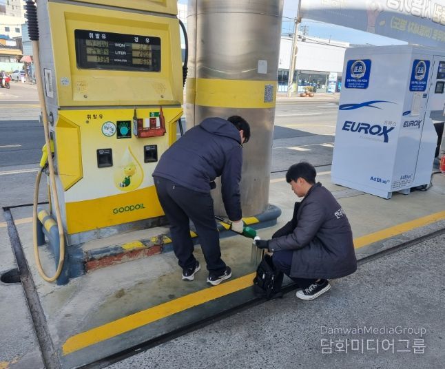 품질검사를 위해 관내 주유소 석유제품을 채취하는 모습.