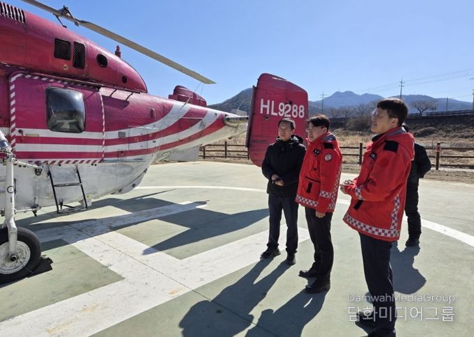 밀양시 이정곤 부시장이 산불 임차헬기 기장에게 운용 현황 등에 대해 설명을 듣고 있다.