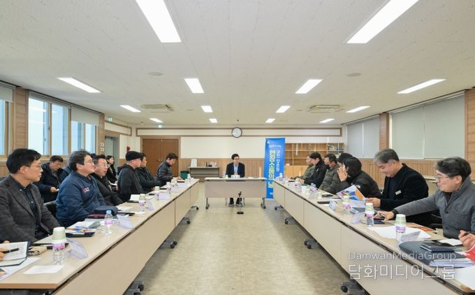김광열 영덕군수가 영덕대게축제 추진위원회 위원들과 현장 소통 간담회를 하고 있다.