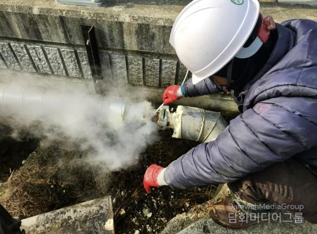 상하수도사업소 관계자가 상수도 관로 동결에 대응해 해빙 공사 하는 모습