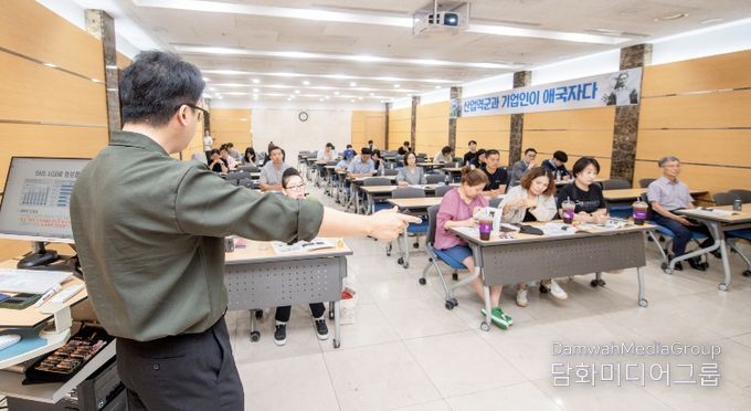 구미소상공인종합센터에서 소셜미디어마케팅 교육하는 중