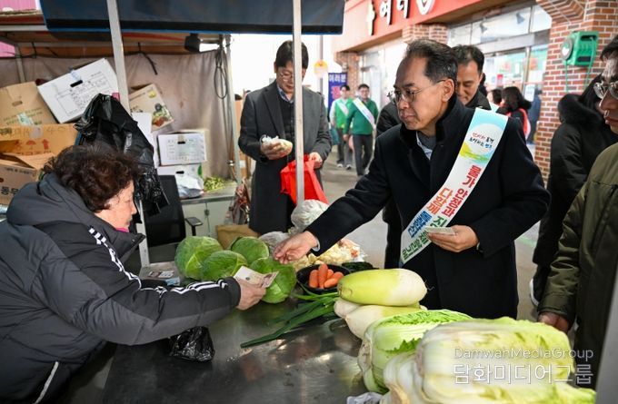 엄태현 영주시장 권한대행이 전통시장에서 장을 보고 있다.