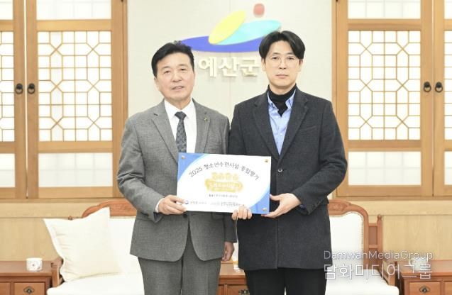 현판 전달 모습