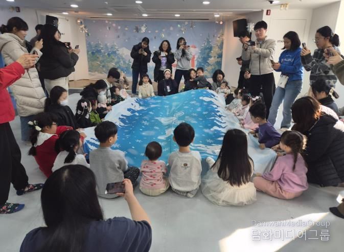 울산 영유아와 보호자 가족들이 11일 유아교육진흥원에서 '우리 가족 겨울 연주회' 프로그램에 참여하고 있다