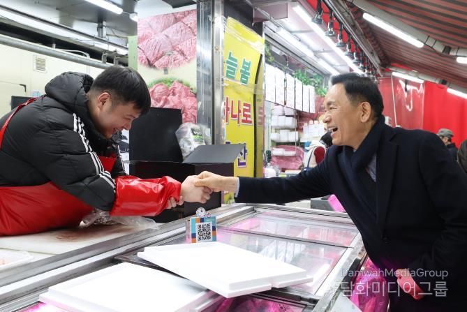 조성명 강남구청장이 12일 강남개포시장·영동전통시장에서 설 명절 장보기 행사에 참여해 상인들과 인사를 나누고 있다.