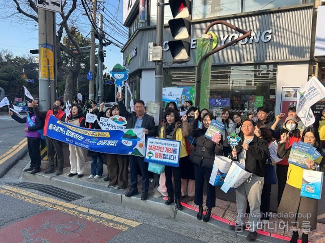 여수시 대표 상권인 흥국상가에서 2월 9일부터 시민 참여 확대와 지역사회 붐업 분위기 조성을 위해 ‘2026여수세계섬박람회 성공개최’를 위한 붐업 행사가 개최되고 있다.
