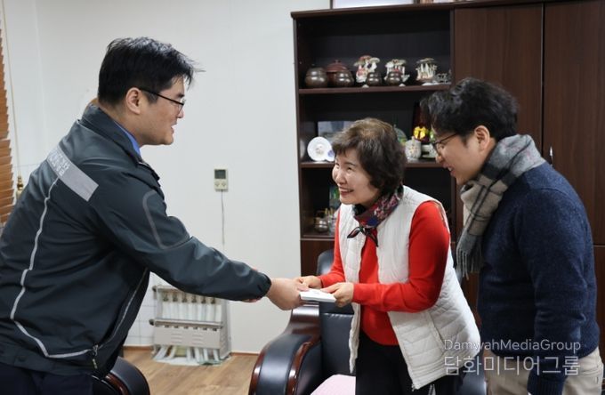 위문금 전달 중인 완도해경서장의 모습