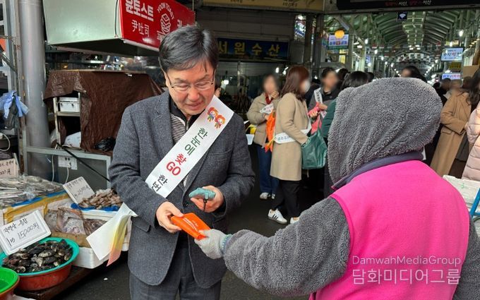 (동부전통시장 거리 홍보 후)기념촬영하는 모습