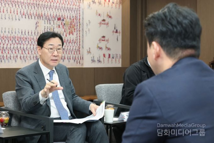 정명근 화성특례시장이 13일 시가 주최한 '생리용품 부담 완화를 위한 소통 간담회'에서 '(가칭) 코리요 생리대' 추진 취지에 대해 설명하고 있다.