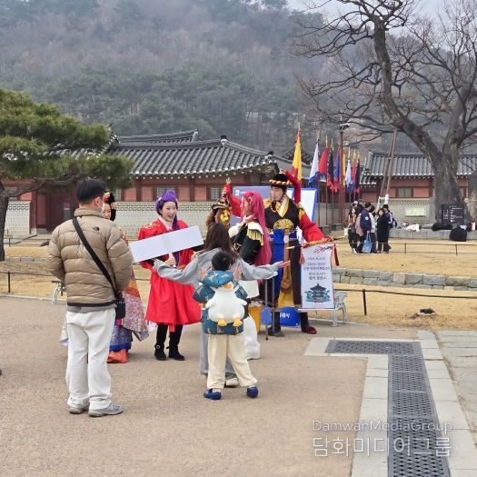 지난 14일 화성행궁 광장에서 타임슬립 화성행궁 이벤트를 열고 있다.