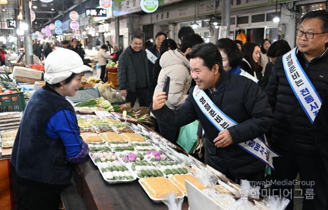 박정현 군수, 전통시장 방문