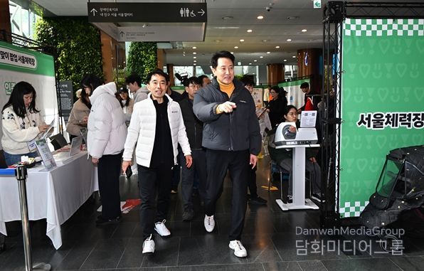 오세훈 서울시장이 16일(월) 서울시청 1층 로비에서 열리고 있는 ‘설맞이 서울체력장 팝업’을 둘러보고 있다. 서울체력장 팝업은 설 당일 포함 18일(수)까지 진행된다.