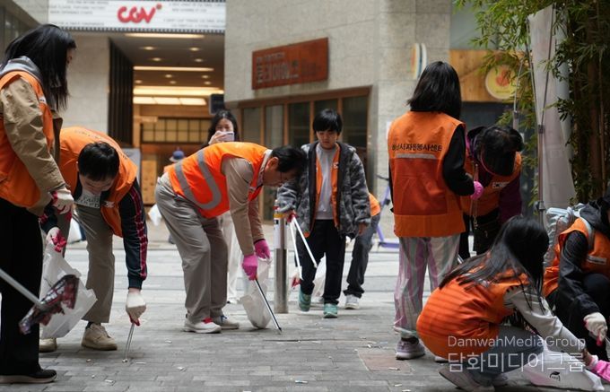 2025년 4월, 미사 문화의 거리에서 진행된 ‘미라클 줍모닝’환경정화 활동에서 자원봉사자들이 거리 곳곳의 쓰레기를 수거하며 시민들에게 생활 속 환경보호 실천의 중요성을 알리고, 깨끗한 도시 환경 조성을 위한 참여 분위기 확산에 힘쓰고 있다.
