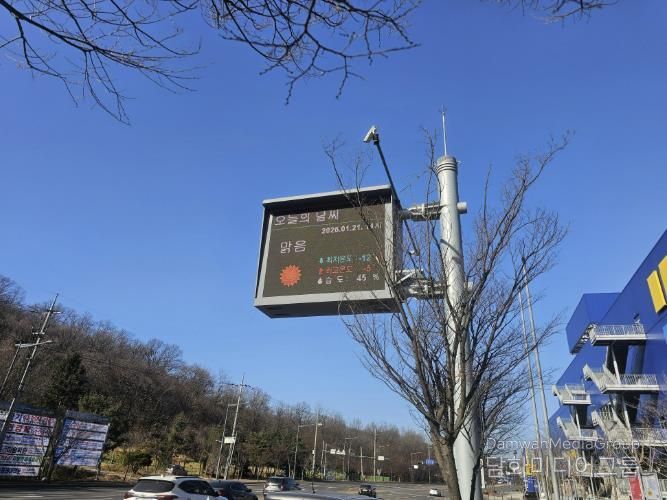 일직동에 설치된 '대기환경전광판'이 초미세먼지 등 6대 대기오염물질에 대한 농도와 경보 발령 사항 등을 안내하고 있다.