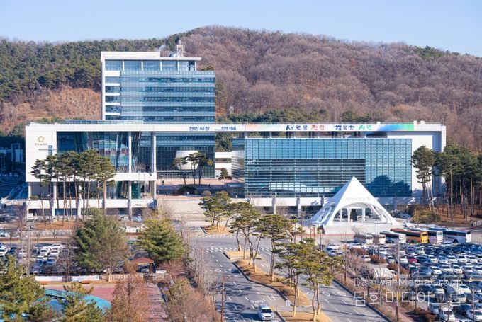 1. 천안시청 전경.