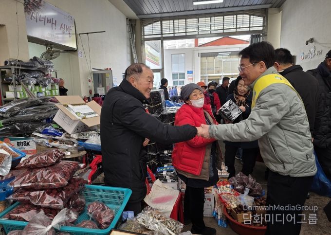 강진군이 지난 14일 설맞이 장보기 행사와 물가안정 캠페인을 실시했다.