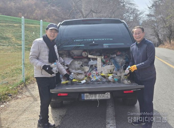 임윤모 겸백면장이 명절 기간 고향을 찾는 귀성객과 주민들을 위해 주요 도로변과 생활권 주변을 돌며 쓰레기를 수거했다