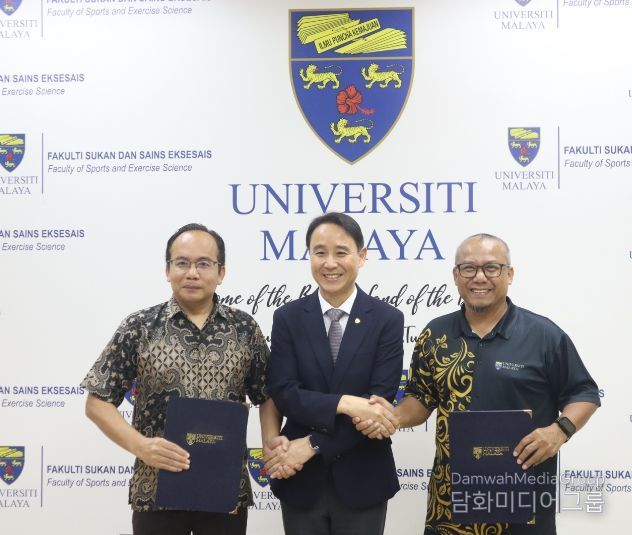 말라야대학교 스포츠학부의 줄카르나인 자파르 학장, 경상국립대학교 체육진흥원 이승은 원장, 말라야대학교 스포츠센터 아피잘 아부 오스만 원장