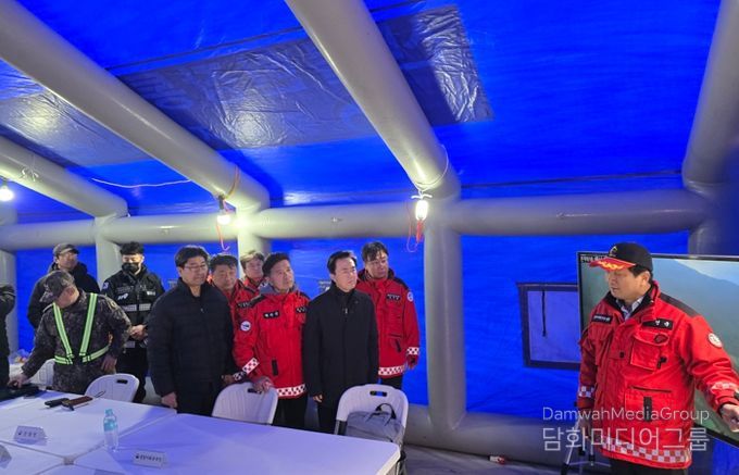 22일 충남 예산군 대술면 산불 발생 현장 인근에 설치된 산불현장통합지휘본부에서 김태흠 지사가 진화 상황을 듣고 있다.