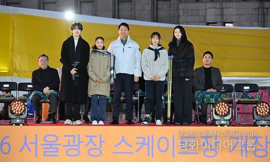 오세훈 서울시장이 지난해 12월 ‘서울광장 스케이트장 개장식’에서 서울시청 소속 심석희(오른쪽에서 두 번째)‧차준환 선수(왼쪽에서 두 번째), 빙상종목 유망주 선수들과 기념 촬영하고 있다.