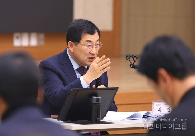 주낙영 시장이 23일 오전 청내 알천홀에서 확대간부회의를 주재하며 주요 현안에 대해 발언하고 있다.