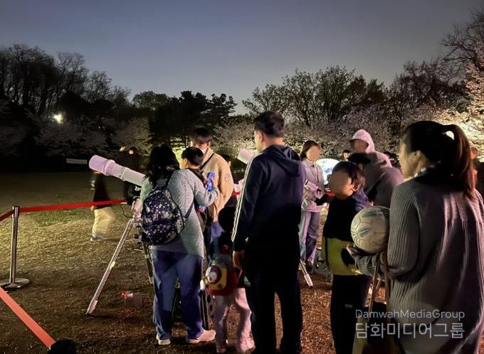 시민들이 천문 관측을 하고 있다.