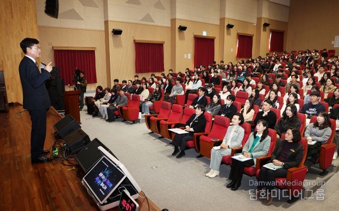 윤건영교육감, 중등 신규임용(예정)교사 대상 특강 진행