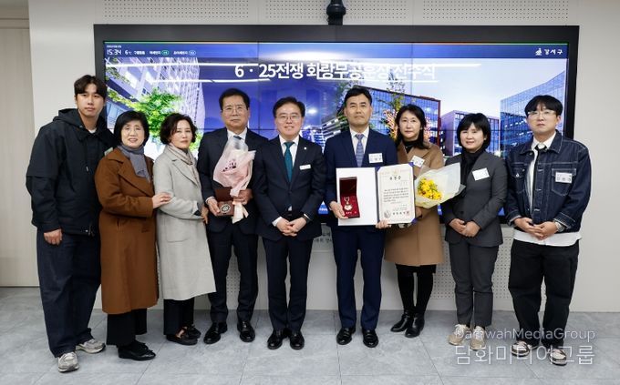 진교훈 서울 강서구청장(가운데)이 23일(월) 구청장실에서 열린 ‘6.25전쟁 참전 유공자 화랑무공훈장 전수식’에서 고(故) 김명진 병장의 유가족에게 훈장을 전달하고 기념촬영을 하고 있다.