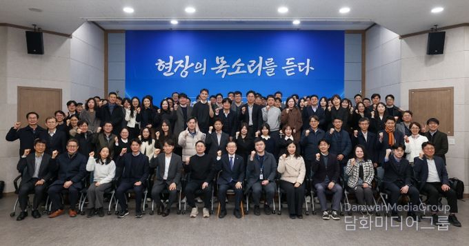 이명구 관세청장(앞줄 가운데)이 23일 정부대전청사에서 열린 ‘관세청 혁신 공감 타운홀 미팅’을 마친 뒤 기념 촬영하고 있다