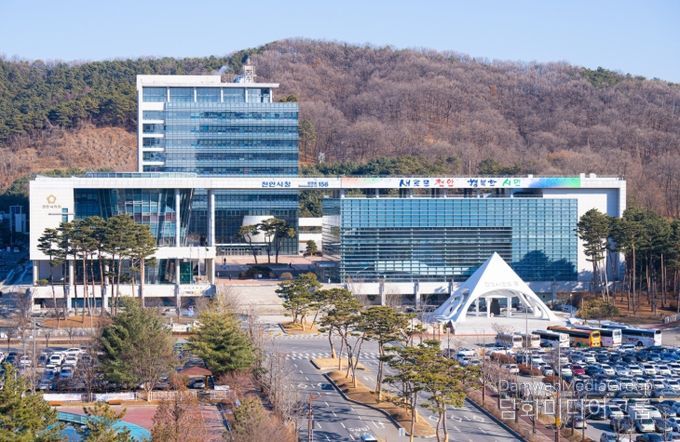 1. 천안시청 전경.