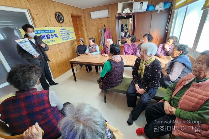 곡성군보건의료원 관계자가 마을 경로당에 방문해 감염병 예방 교육을 추진하고 있다.