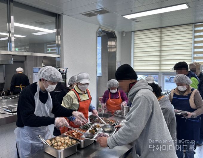 진도군 주민복지과 등 배식 자원봉사 통해 따뜻한 이웃사랑 실천