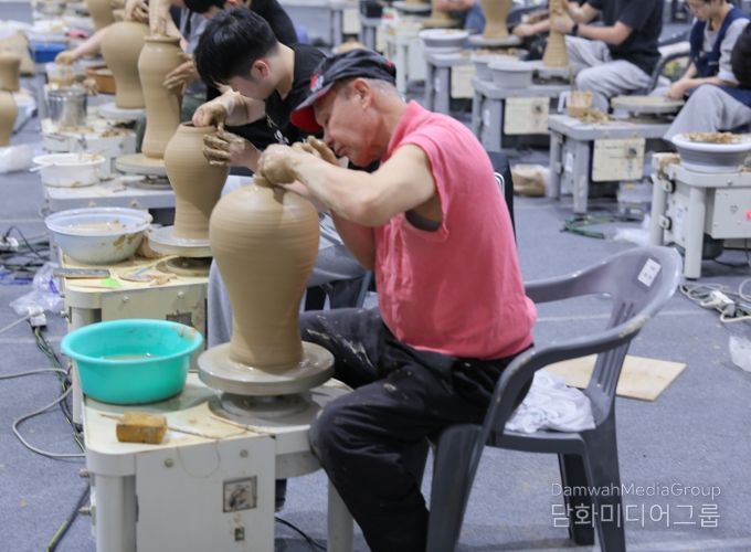 강진청자 물레경진대회가 23일 강진 청자촌에서 열렸다.