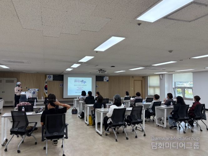 2025년에 실시된 무료 자전거 상설교육에서 참가자들이 자전거 안전법규 등 기초 이론을 배우고 있다