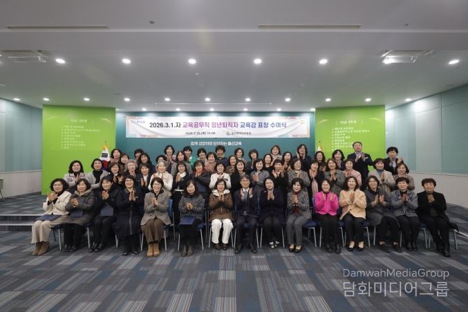 천창수 교육감이 26일 본청 외솔회의실에서 3월 1일자 교육공무직 정년퇴직자들에게 표창을 수여하고 기념사진을 찍고있다.