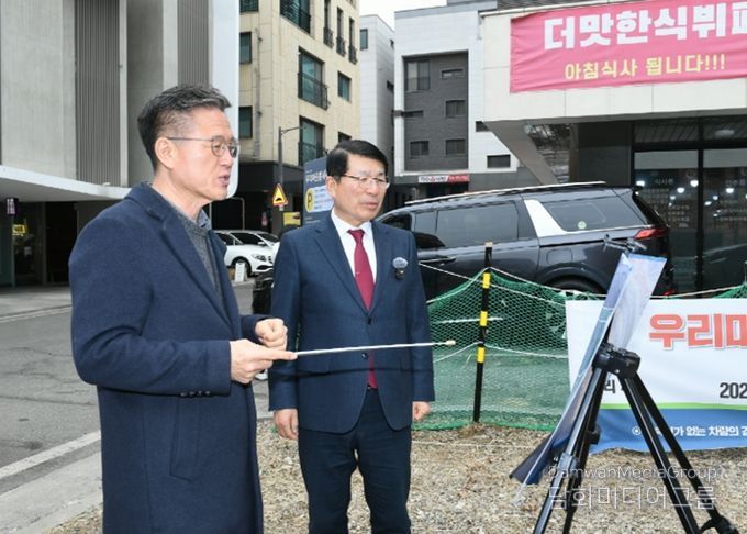 우리마을 틈새주차장 운영 현황에 대해 보고받는 백경현 구리시장