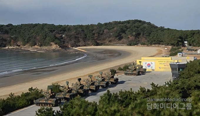 핵심부품국산화 개발품을 탑재한 ‘천마’가 표적기를 향해 유도탄을 발사하고 있다.