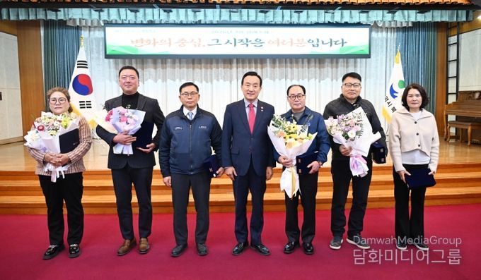 박천동 북구청장이 3일 북구청 대회의실에서 열린 정례조회에서 납세자의 날을 맞아 지방세 성실납세자에게 표창패를 수여했다. 사진 왼쪽 세번째부터 서진하이텍, 박천동 북구청장, 호상테크, 덕양가스, 장효숙 씨.