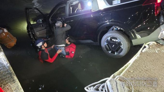 울산해경, 방어진 남진항 내 방파제 앞 해상 차량 추락 신속 구조