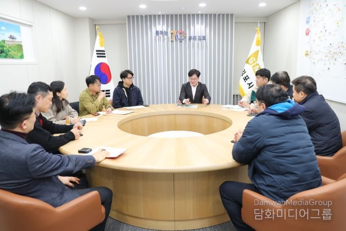 김병수 시장이 3일 서울지하철 5호선 국회국민청원에 힘쓴 시민들을 만났다. 시민들은 이날 김병수 시장에게 ‘서울 지하철 5호선 연장 관련 시민 의견 전달서’를 건넸고, 김병수 시장은 오는 4일 정부 관계자를 만나 청원서를 전하며 5호선 예타통과에 대해 적극 어필할 각오다.