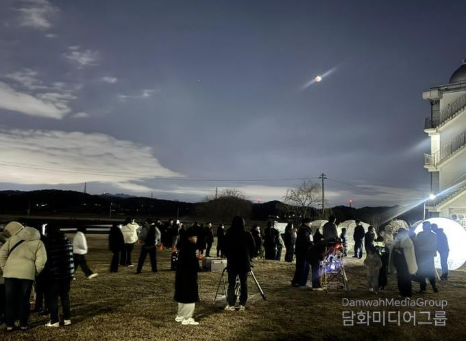 시흥시농업기술센터 천문관, 개기월식 공개관측 행사 성료… 시민 참여 성황