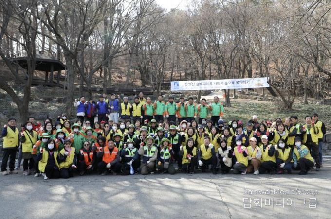 김현수 제1부시장과 봉사활동 참가자들이 기념사진을 촬영하고 있다.