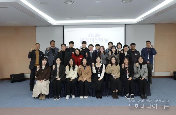 천창수 교육감이 5일 집현실에서 열린 세계 여성의 날 기념행사에 참석해 직원들과 기념사진을 찍고있다