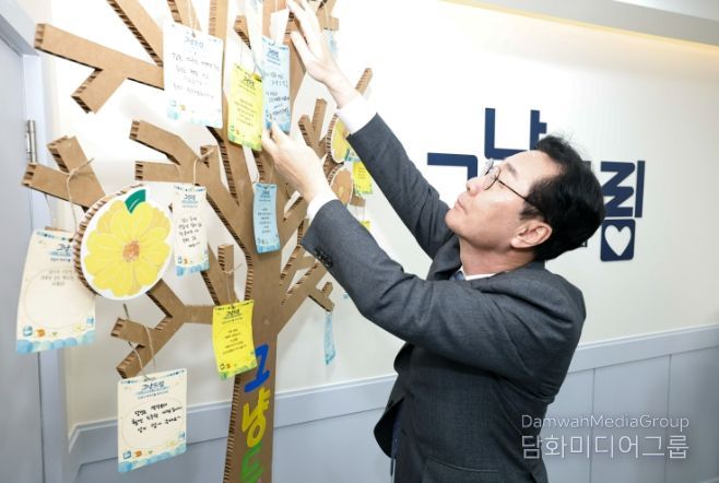 정명근 화성특례시장이 그냥드림 내부 '희망나무'에 작성한 쪽지를 달고 있다.