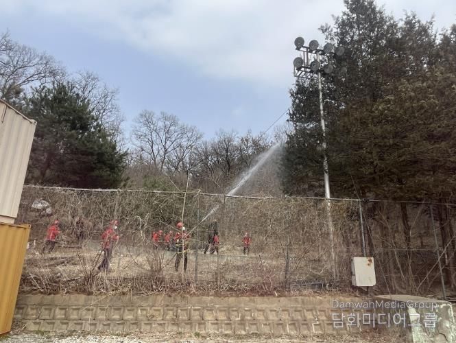 11일 근로복지공단 안산병원 인근에서 산불발생을 가정한 산불진화훈련이 진행중이다.