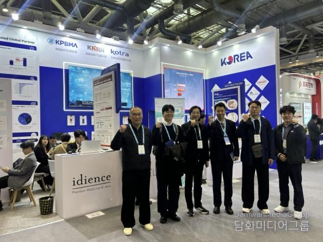 12일 중국에서 열린 '2026 바이오 차이나'에 참가한 시흥시 관계자들이 포럼 참여 후 국제 산업동향을 파악하고 있다